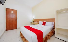 RedDoorz Plus @ Surapati 2